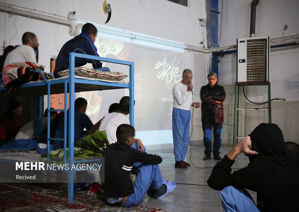 تصاویر ا خوابگاه زندانیان سالن اکران یک فیلم شد ؛ حال و هوای زندان برای تماشای یک روایت تلخ