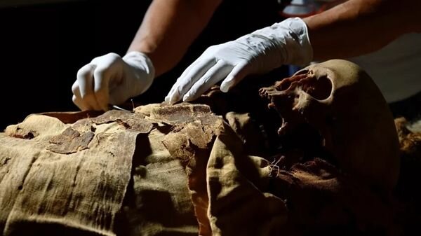 ببینید | کشف یک مومیایی ۸۰۰ ساله در کوله پشتی!
