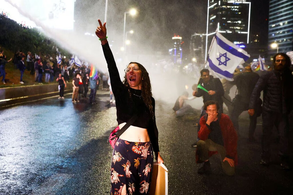تظاهرات بر ضد نتانیاهو با وجود به تاخیر انداختن تغییرات قضایی ادامه می‌یابد