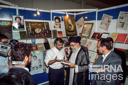 تصاویری کمتر دیده شده از حضور پر تکرار رهبر انقلاب در نمایشگاه کتاب تهران