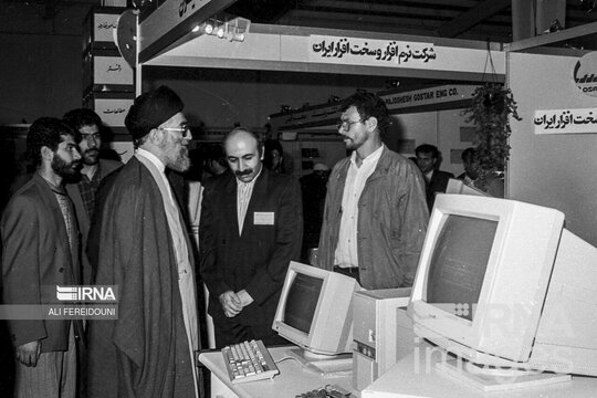تصاویری کمتر دیده شده از حضور پر تکرار رهبر انقلاب در نمایشگاه کتاب تهران