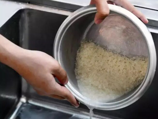 ترفندهای ساده برای پاک کردن و شستن برنج